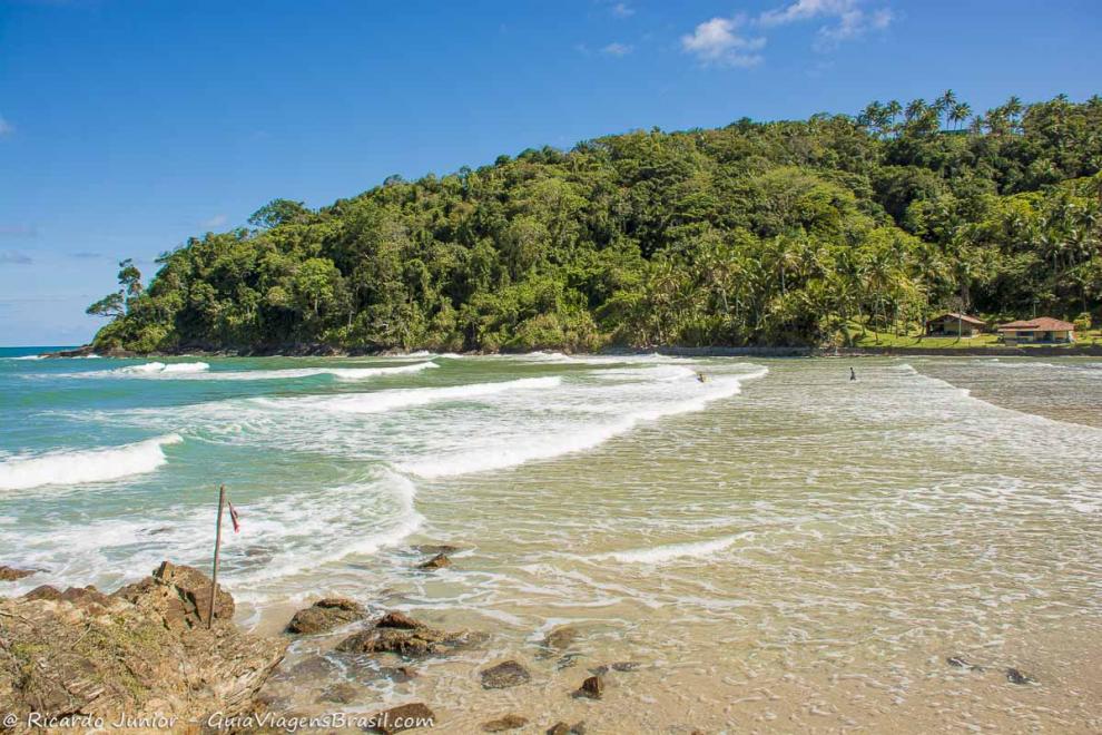 Imagem do mar de águas claras e calma da Praia de Jeribucaçu.